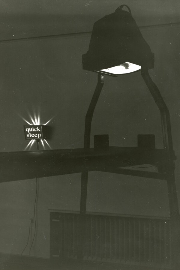 Muda Mathis, Co se to stalo s mými vlasy?, 1994, videoinstalace